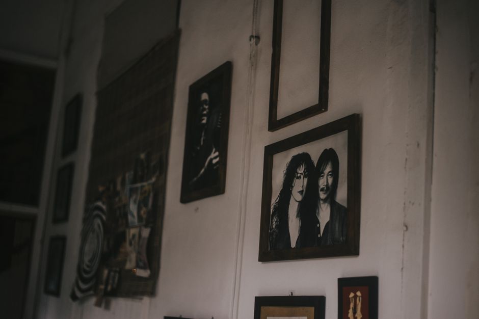 Črno-bel portret v grafitnem okvirju